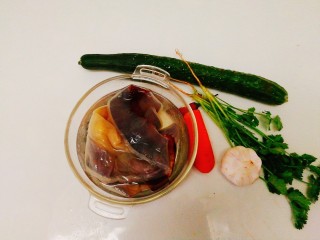 1、夏天必备+凉拌海蜇皮,食材准备好,海蜇皮商家是用粗盐腌制的,所以要提前一天浸泡,多换水,直至海蜇皮咬一下不会咸即可