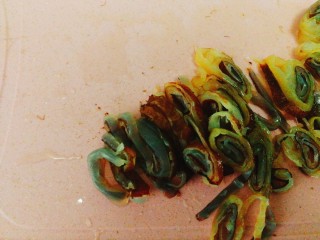 5、夏天必备+凉拌海蜇皮,切成丝 ,怕太长就再改刀下