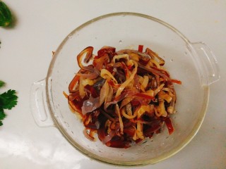 6、夏天必备+凉拌海蜇皮,切好放碗里