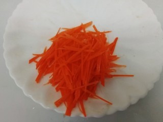 7、夏天必备+凉拌海蜇皮,陆续将胡萝卜切丝