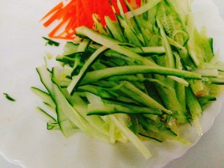 8、夏天必备+凉拌海蜇皮,黄瓜切丝