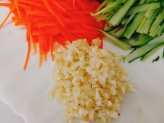 9、夏天必备+凉拌海蜇皮,蒜头切小