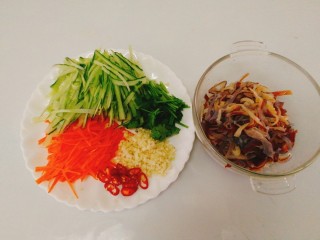10、夏天必备+凉拌海蜇皮,食材准备妥妥的