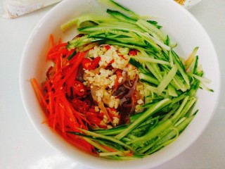 12、夏天必备+凉拌海蜇皮,将配料先放入,胡萝卜丝 ,黄瓜丝,小红椒,蒜蓉