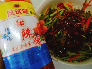 16、夏天必备+凉拌海蜇皮,再陆续加入甜辣酱