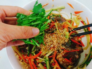 19、夏天必备+凉拌海蜇皮,最后加入香菜