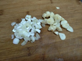 2、富贵冬瓜,葱切葱花、大蒜切片