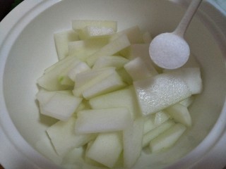 4、富贵冬瓜,放入容器中，撒入食盐拌匀将水份杀出