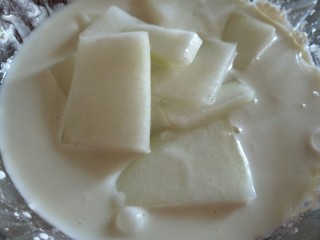 6、富贵冬瓜,淀粉加水和成面糊，将冬瓜放入