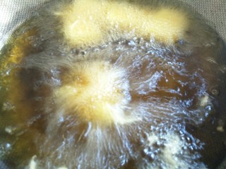 7、富贵冬瓜,锅内烧油，大概8成色将冬瓜裹匀面糊下锅进行炸制～炸至表面变脆并熟即可捞出控油～