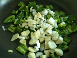 8、富贵冬瓜,起锅留底油，将青椒丁放入接着放入葱蒜翻炒