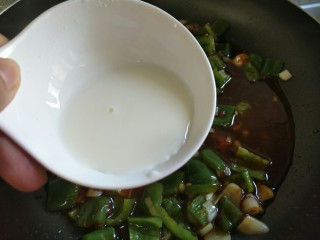 14、富贵冬瓜,改小火，慢慢淋入湿淀粉搅匀，使汁变得粘稠