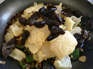 15、富贵冬瓜,再将冬瓜和木耳放入，翻炒均匀即可出锅～