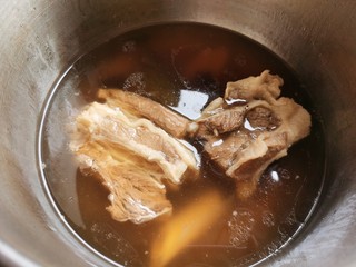 4、麻辣牛肉面,这是煮好的牛腩，提前用压力锅煮牛腩会煮的比较酥烂，也省时方便，我直接大块煮的，这个根据个人喜欢，切成小块煮也一样。