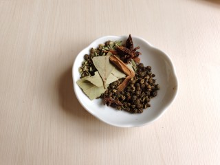 7、麻辣牛肉面,再准备一些花椒、麻椒、八角，桂皮，香叶，小茴香，将它们用清水冲洗一下。