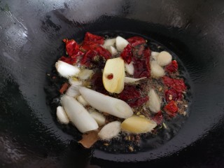 8、麻辣牛肉面,炒锅放多一点的油，下入葱姜蒜，辣椒，花椒八角等，小火煸炒出香味。