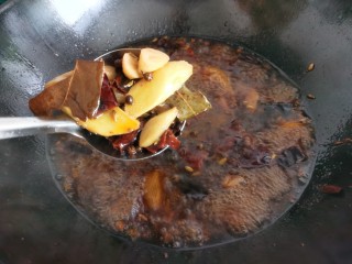 11、麻辣牛肉面,将里面的香料及葱姜蒜用漏勺捞出。