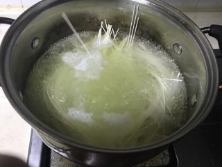 3、老成都记忆:华兴街煎蛋面,待面条煮过心捞起。