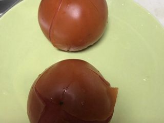 4、老成都记忆:华兴街煎蛋面,番茄十字刀入沸水烫脱皮。也可以削皮皆可,随个人喜好和时间啊。