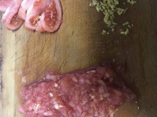 6、老成都记忆:华兴街煎蛋面,一个半番茄剁碎,另半个切成瓣状,老姜切成碎末。