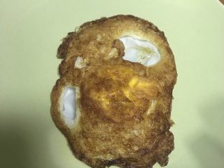 11、老成都记忆:华兴街煎蛋面,空档检查一下煎蛋。底部是这样金黄焦脆的。