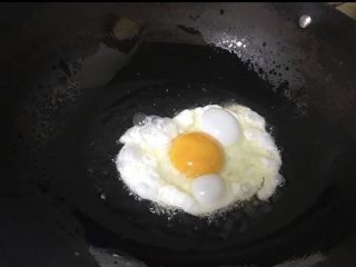 8、老成都记忆:华兴街煎蛋面,家里做就先煎鸡蛋。大火煎,使底部和四周变成脆嫩,容易形成糖心。煎好后,沥干油,备用。