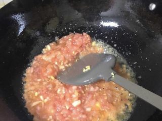 9、老成都记忆:华兴街煎蛋面,姜末和番茄碎放入锅中炒香起酱状。