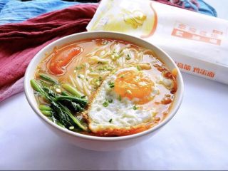 12、老成都记忆:华兴街煎蛋面,另起水沸后,将菠菜焯水去草酸,再入面汤锅中二次煮熟铺在碗底。撒上葱花,一碗老式华兴煎蛋面就出品了。