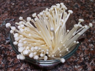 3、酸汤牛肉,将金针菇去根洗净备用。