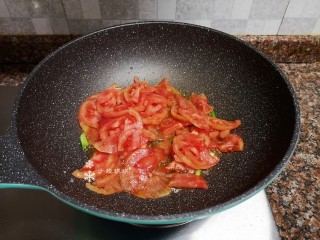 7、酸汤牛肉,放入番茄翻炒片刻。