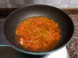 8、酸汤牛肉,加入两大碗清水大火煮开后中火煮几分钟直至番茄软烂。