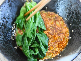 4、料理达人教你做重庆小面，又麻又辣又香！,水开后菠菜烫熟捞出，放入调料碗备用