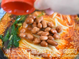 10、料理达人教你做重庆小面，又麻又辣又香！,淋上一勺红油