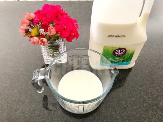 2、奥利奥阿芙佳朵咖啡,先将200ml牛奶倒入量杯中，