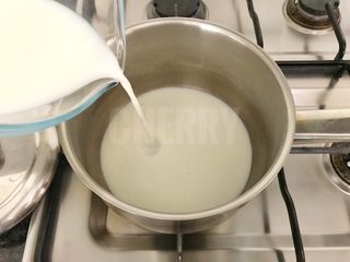 9、奥利奥阿芙佳朵咖啡,再将牛奶倒入锅中，开小火慢煮，