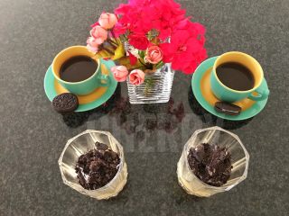 14、奥利奥阿芙佳朵咖啡,将敲碎的奥利奥饼干，装入杯子中，