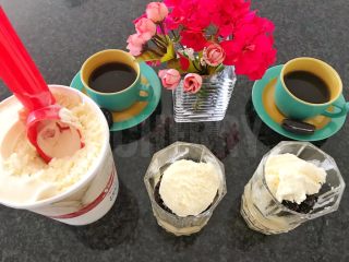 15、奥利奥阿芙佳朵咖啡,每个杯子中，再加上一勺冰淇淋，