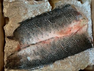 3、烤鱼—黑鱼,用盐均匀涂抹 放白胡椒 料酒盐 醋一点点要多点