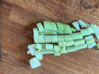 13、烤鱼—黑鱼,切芹菜