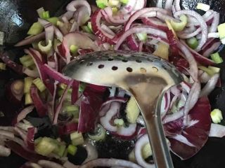 14、烤鱼—黑鱼,油热放葱姜放烤鱼料炒香