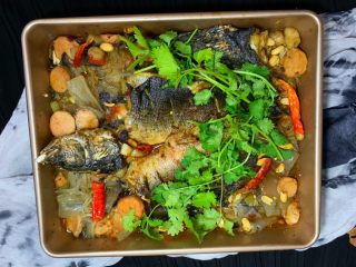 20、烤鱼—黑鱼,放上辣椒烧热油淋上去