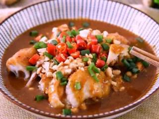 7、巨香无比的口水鸡，酱汁都想舔干净！,撒上花生碎、小米椒圈、葱花即可