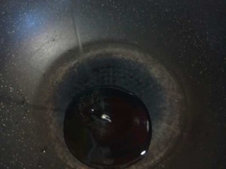 9、蒜蓉粉丝娃娃菜,锅中放油。