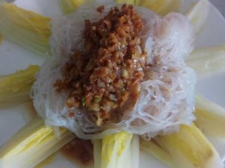 15、蒜蓉粉丝娃娃菜,然后将炒好的蒜蓉倒到粉丝上。