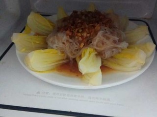 16、蒜蓉粉丝娃娃菜,放微波炉高中火3分钟即可。