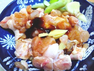 4、辣子鸡,放入碗中，加入料酒，生抽，耗油，淀粉