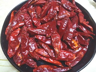 6、辣子鸡,取一盘干辣椒