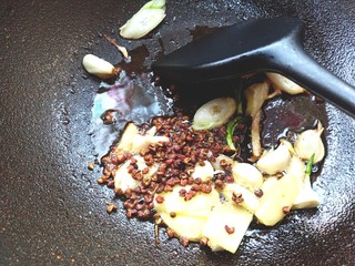 14、辣子鸡,放入葱，姜，蒜，花椒，翻炒片刻