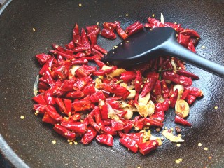 16、辣子鸡,炒出香味