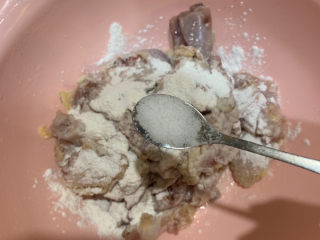 3、麻辣干锅鸡,1勺盐